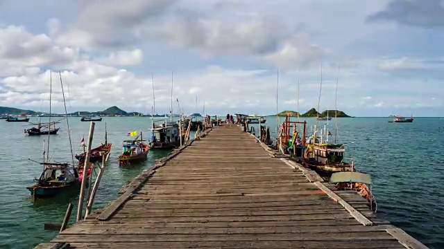 时间推移4K -渔船在码头在热带海洋。视频下载