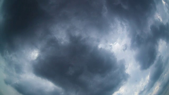 狂暴的暴风雨云在天空中蔓延视频素材