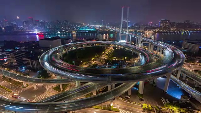 时光流逝——南浦大桥，上海夜景繁忙的立交桥(WS RL Pan)视频素材