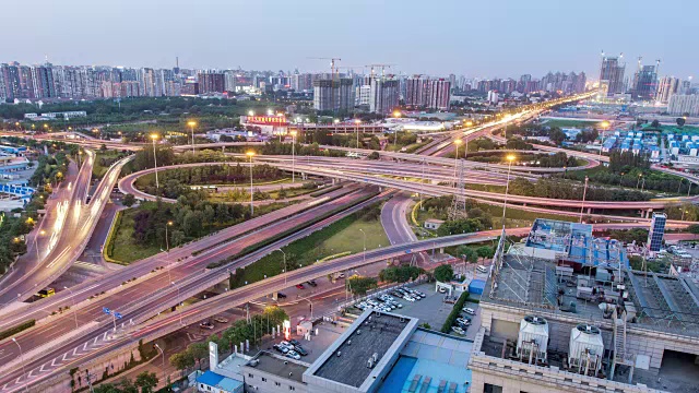 时间推移-鸟瞰图北京道路交叉口及交通，白天到夜晚过渡(RL Pan)视频素材