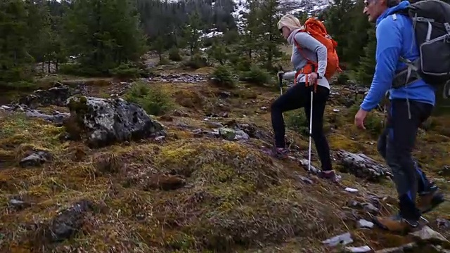 一对夫妇在欧洲阿尔卑斯山徒步旅行的第一人称视角视频素材