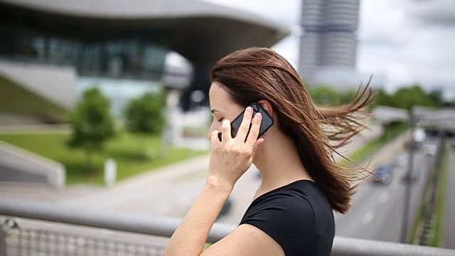 在街上打电话的女人视频素材