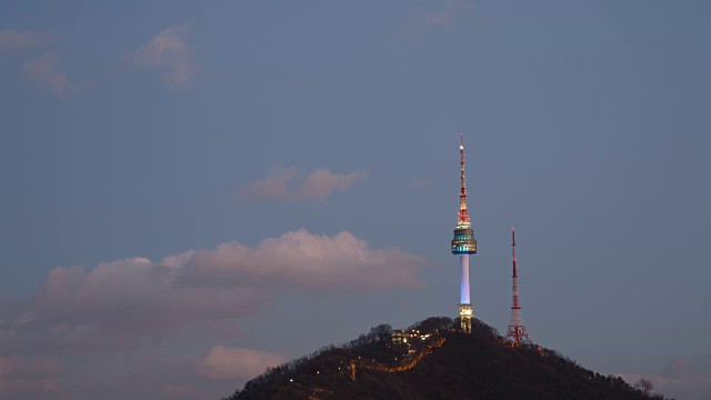 从白天到夜晚的N汉城塔和天空视频素材