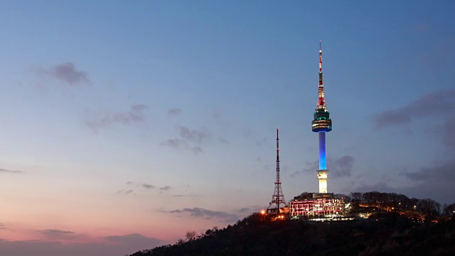 从白天到夜晚的N汉城塔和天空视频素材