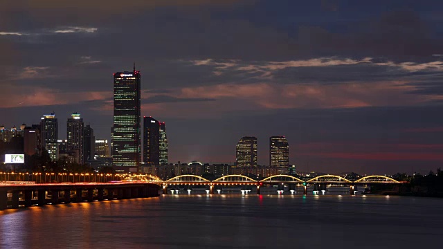 日落到夜景的邯钢大桥和Yeouido 63大楼(直到2009年仍是韩国最高的摩天大楼)视频素材