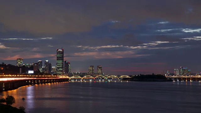 日落到夜景的邯钢大桥和Yeouido 63大楼(直到2009年仍是韩国最高的摩天大楼)视频素材