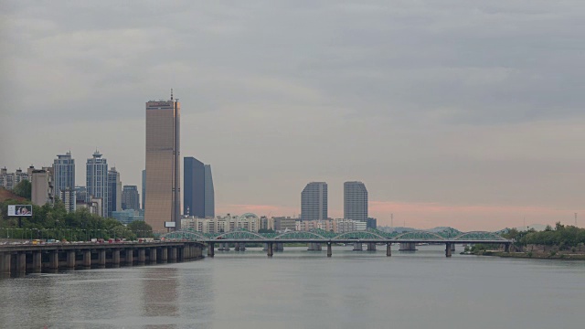 韩港大桥和汝矣岛的白天景观，63号大楼(直到2009年仍是韩国最高的摩天大楼)视频素材