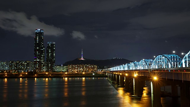 夜景Dongjakdaegyo桥和汉江在前景和首尔N塔在背景视频素材