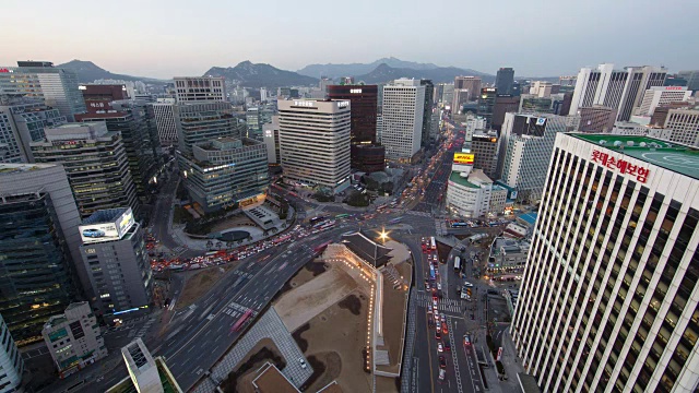 延时摄影太阳门(韩国国宝1号)日夜被建筑和道路包围视频素材