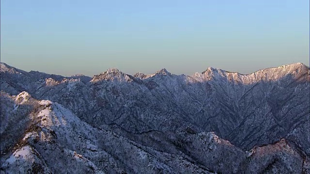 鸟瞰图雪覆盖雪山国家公园上午视频素材