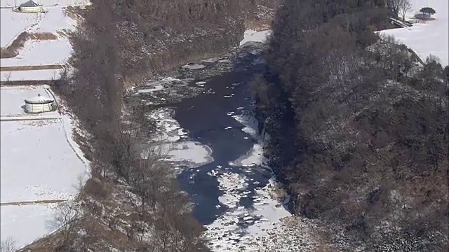 鸟瞰图白雪覆盖的山丹桂谷在汉唐港河视频素材