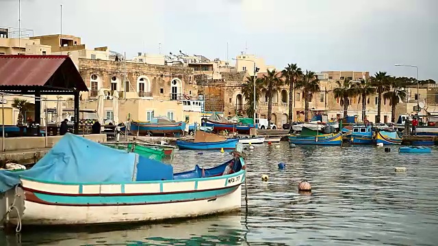 在Marsaxlokk传统的luzzu船视频素材