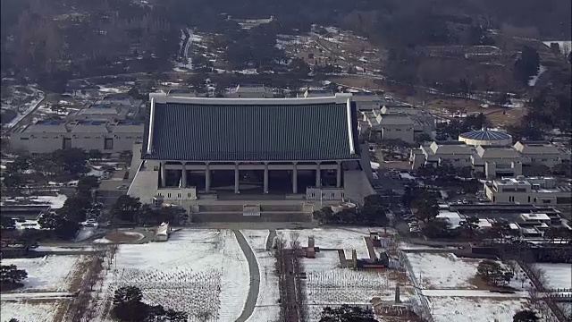 白雪覆盖的韩国独立厅鸟瞰图视频素材