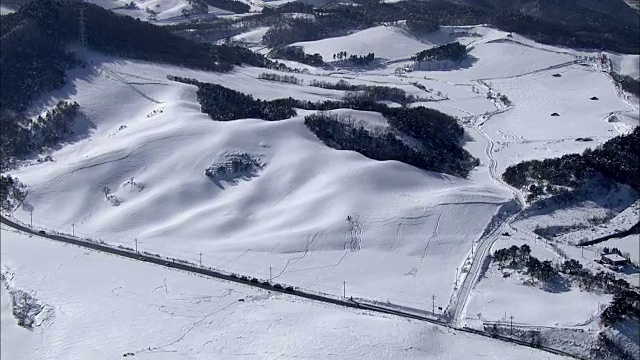 洪溪里白雪覆盖的田野鸟瞰图视频素材