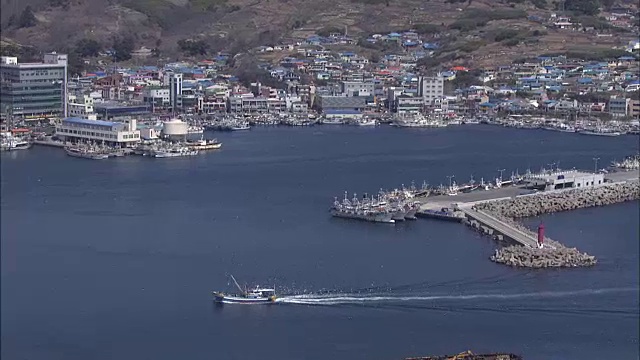 古永坡港鸟瞰图，渔船经过视频素材