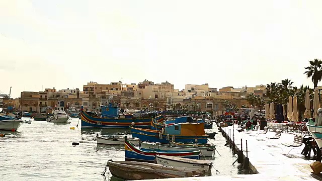 在Marsaxlokk传统的luzzu船视频素材