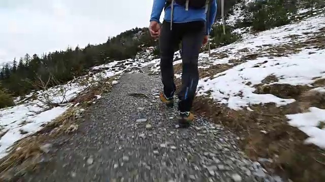 在欧洲阿尔卑斯山徒步旅行的一个人的第一人称视角视频素材