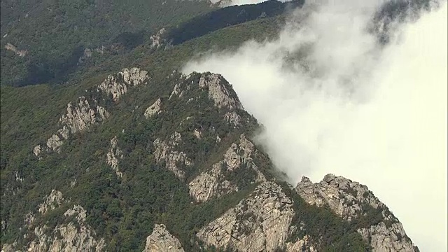 鸟瞰图的公宁岭与云景雪山视频素材