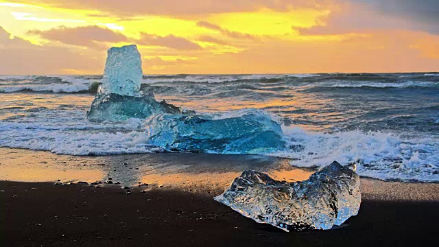 海浪撞击着冰山视频素材