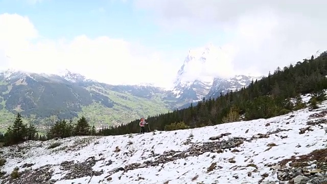 在欧洲阿尔卑斯山徒步旅行的女人的第一人称视角视频素材