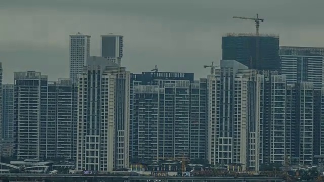 时间流逝日落起重机在建筑工地工作视频素材