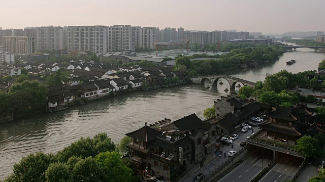 杭州河边的传统桥梁和建筑视频素材