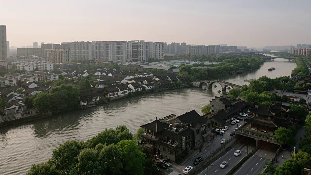 杭州河边的传统桥梁和建筑视频素材