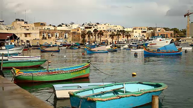 在Marsaxlokk传统的luzzu船视频素材