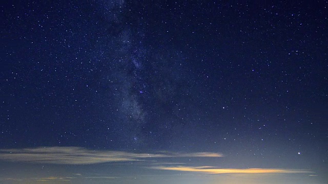 在蓝天中移动银河，从黑夜到黎明，时光流逝视频素材