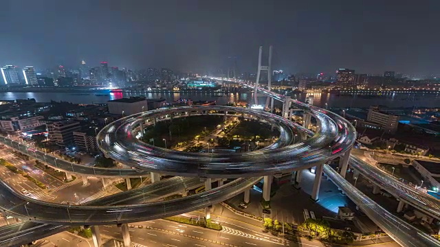 上海繁忙立交桥夜间鸟瞰图(WS LR Pan)视频素材