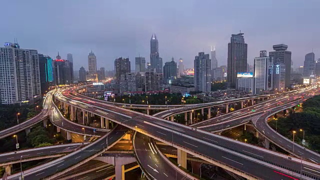 时间推移-上海繁忙路口鸟瞰图，从白天到夜晚的过渡(WS LR Pan)视频素材