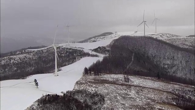 鸟瞰图雪覆盖的Seonjaryeong山脉与风力发电厂视频素材