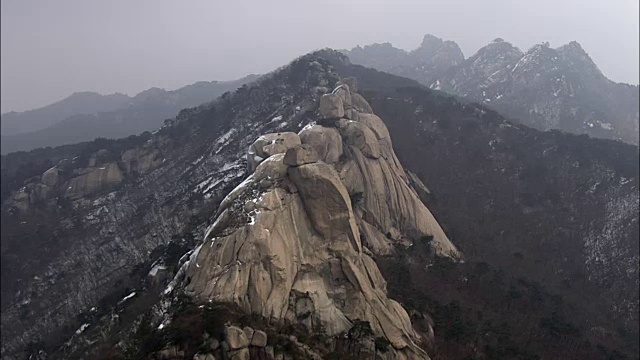 鸟瞰图雪覆盖的Dobongsan山视频素材