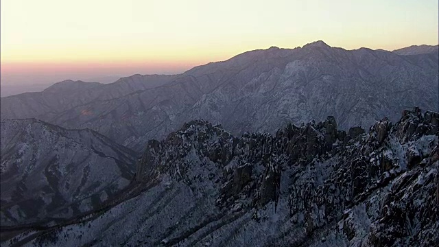 鸟瞰图的乌尔山巴维岩石和雪覆盖雪山山国家公园在日出视频素材