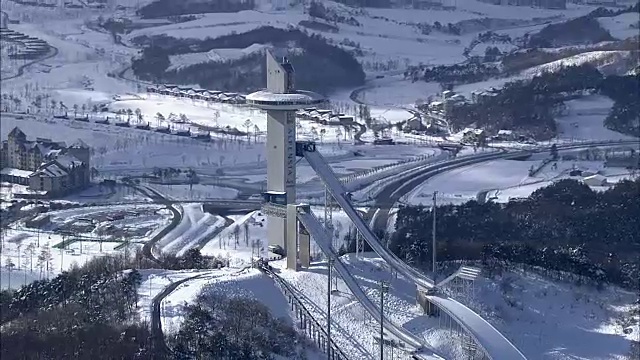 鸟瞰图的滑雪胜地在大wallyeong山垭口在冬天视频素材