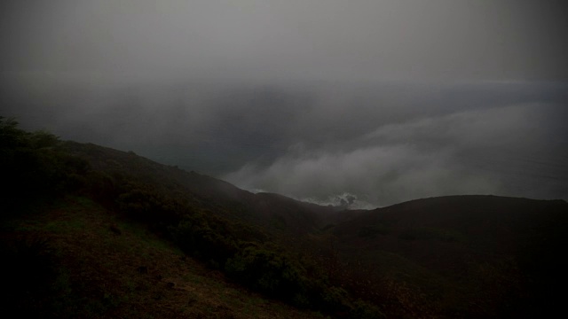 雾从海洋吹向海岸山坡视频素材