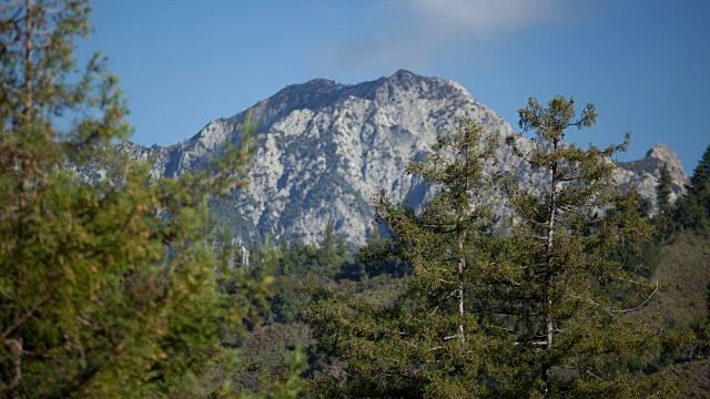 云吹过山顶视频素材