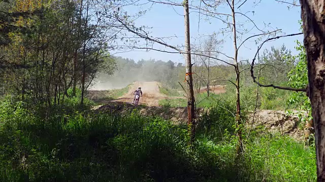 越野摩托车骑手在赛道上跳跃视频素材