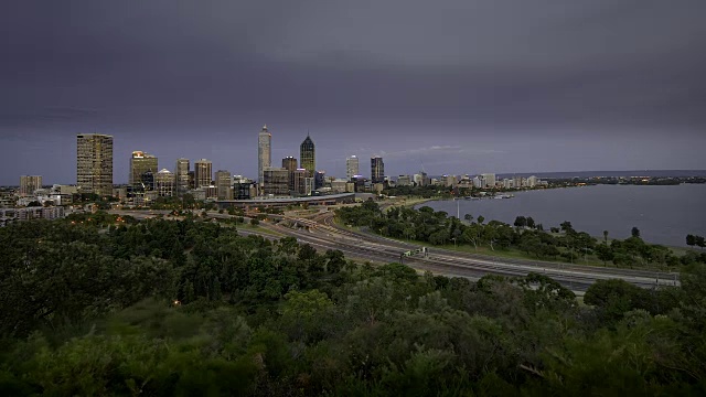 夜幕降临后，珀斯市中心的天际线和车流都在往家冲视频素材