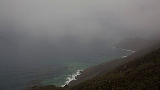 雾从海洋吹向海岸山坡视频素材