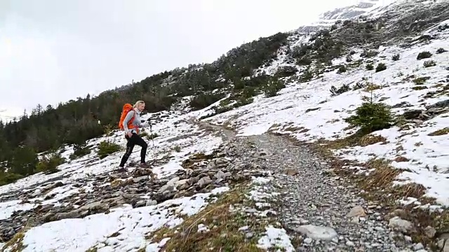 在欧洲阿尔卑斯山徒步旅行的女人的第一人称视角视频素材