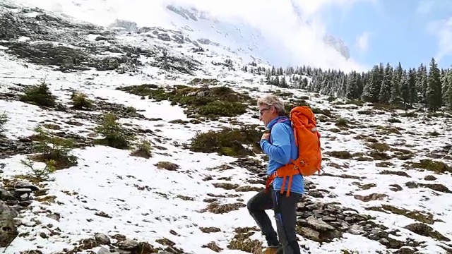 在欧洲阿尔卑斯山徒步旅行的一个人的第一人称视角视频素材