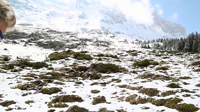 在欧洲阿尔卑斯山徒步旅行的一个人的第一人称视角视频素材