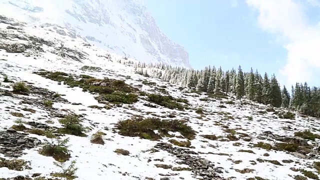 在欧洲阿尔卑斯山徒步旅行的一个人的第一人称视角视频素材