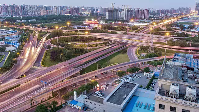 时光流逝——北京高速公路从白天到夜晚的高架景(WS HA平移)视频素材