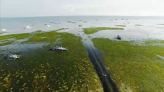 菲律宾保和岛海滩上的碉堡船视频素材