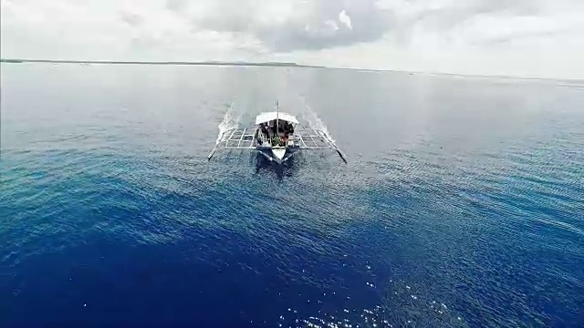 一艘地堡船在菲律宾保和岛的海面上视频素材