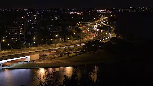 傍晚时分，在珀斯，交通高峰时段，人们沿着穿越天鹅河的高速公路回家视频素材