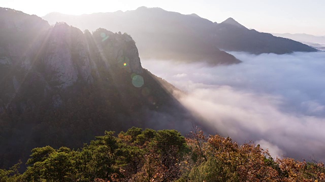 巨望山和云海视频素材