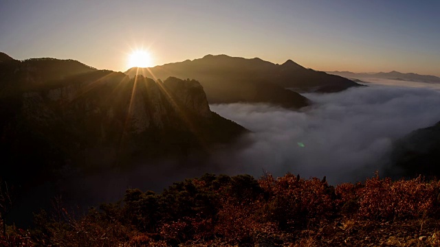 在云海和日出的菊望山视频素材